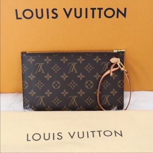 LIKE NEW WRISLET💝💕Louis Vuitton Clutch